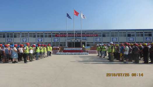 息縣縣領(lǐng)導(dǎo)、總工會(huì)主席迎著酷暑 送清涼慰問息縣高中項(xiàng)目一線工人